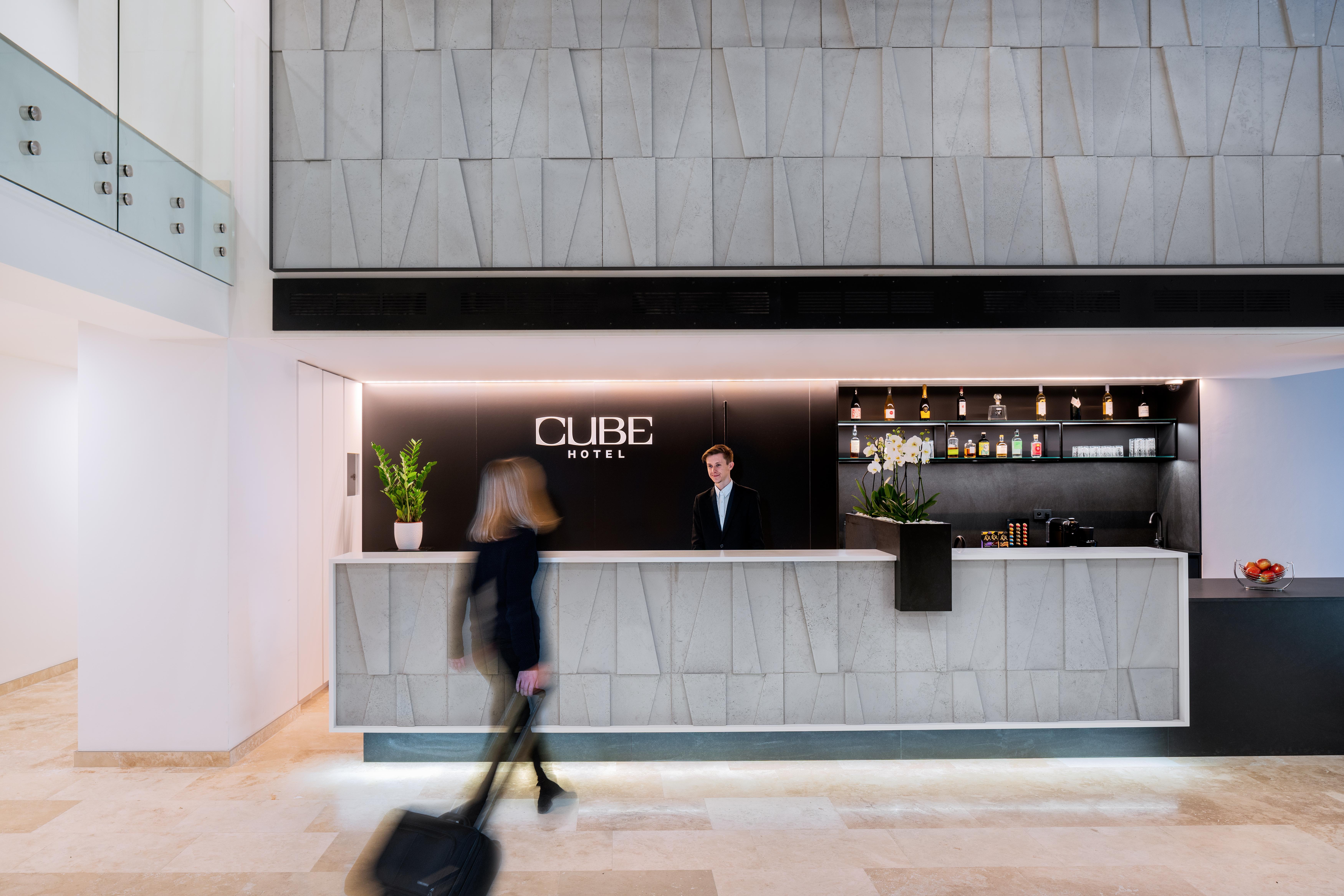 Hotel Cube Прага Екстериор снимка